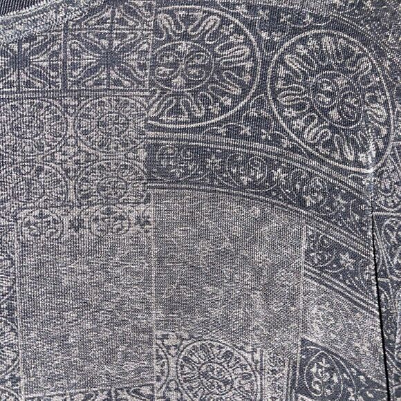 Chico's Travelers 2/L Geometric Print Long Sleeved Top - Picture 4 of 5